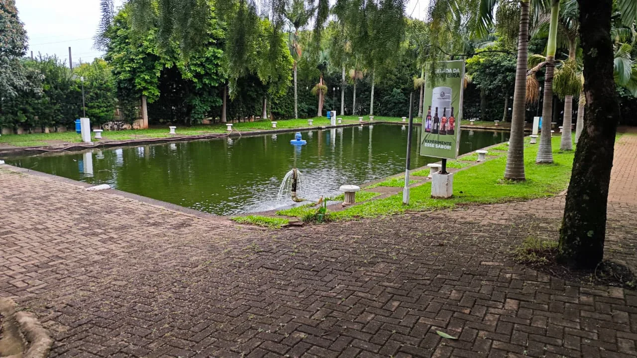Área externa e lago do Kipeixe